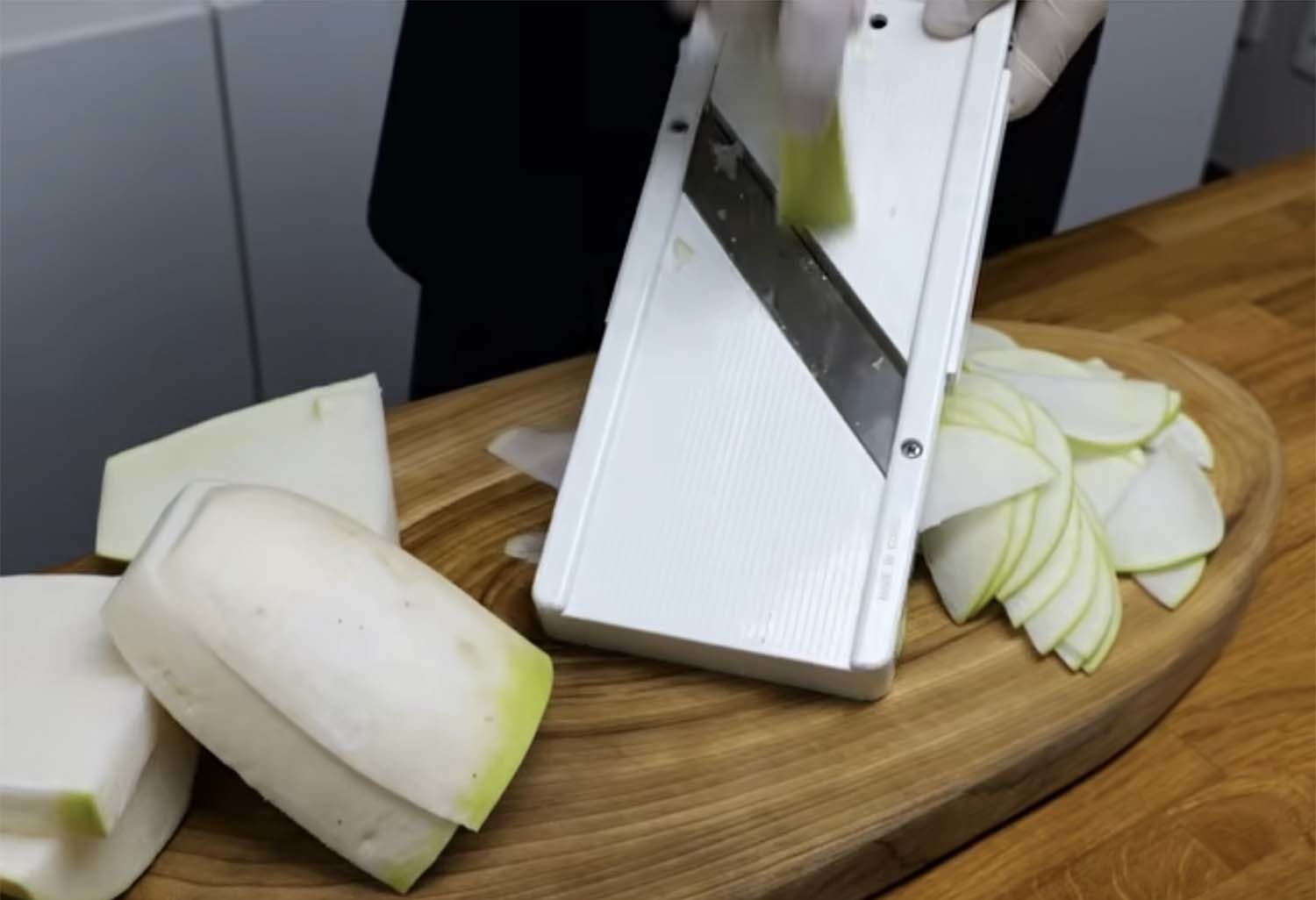 채칼로 무를 써는 모습.    / '김대석 셰프TV' 유튜브