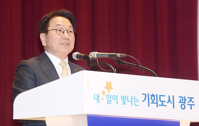 강기정 광주광역시장이 9일 시청 대회의실에서 열린 3월 정례조회에 참석해 ‘인(in) 광주, 우리가 만들어가는 봄’을 주제로 전남광주통합특별시의 미래 구상을 공유하고 있다. /광주광역시 제공