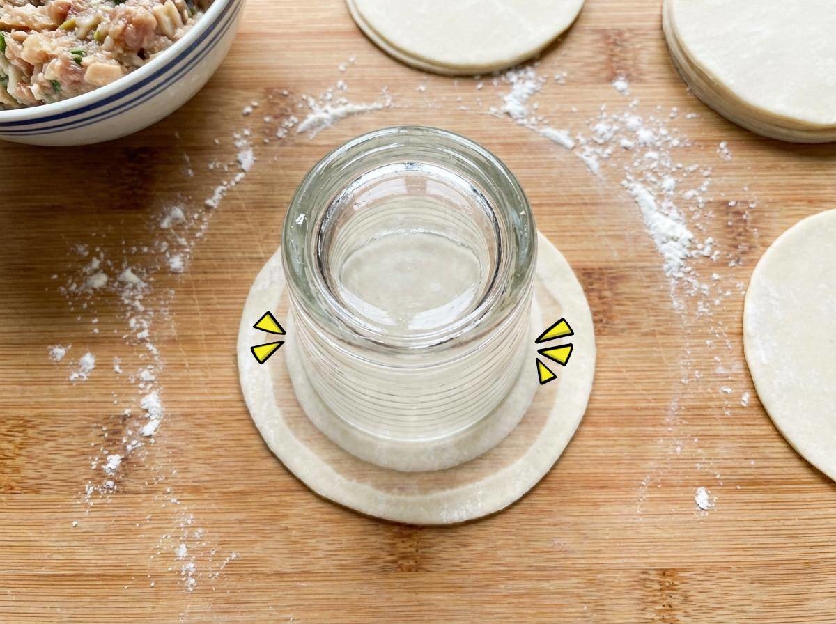 만두피에 물 쉽게 묻히는 꿀팁. 기사 내용 토대로 AI툴 활용해 제작한 자료사진.