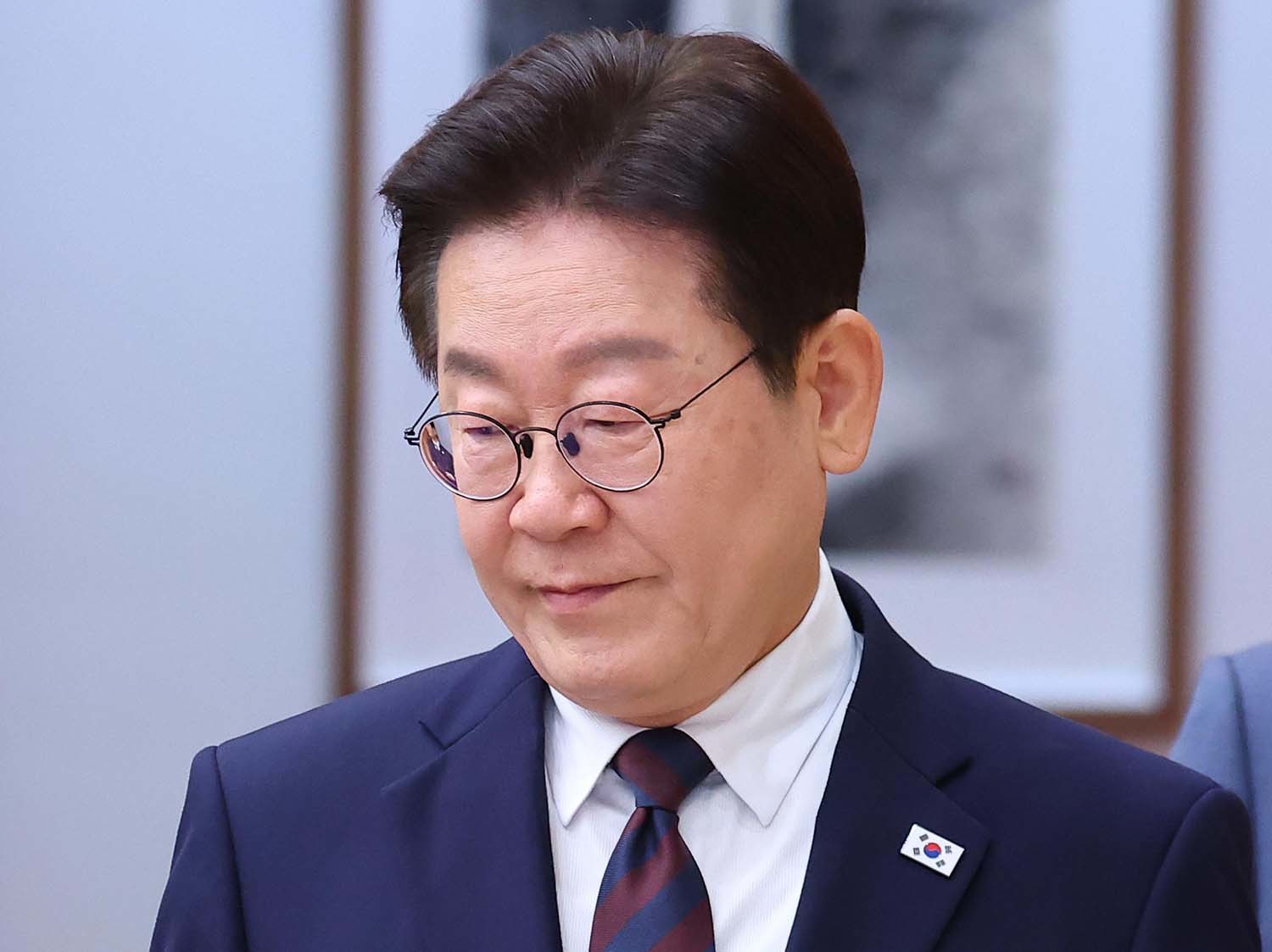 이재명 대통령이 9일 청와대에서 열린 중동상황 관련 비상경제점검회의에 입장하고 있다. / 뉴스1 (청와대통신사진기자단)