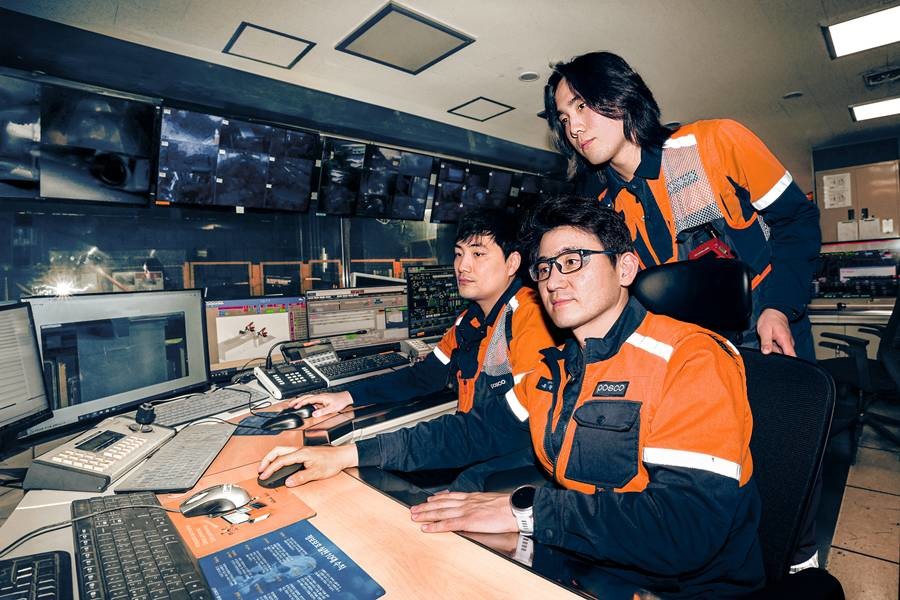 포항제철소 ‘예지정비’ 중심 설비관리 기술 적용 후 모니터링하는 모습/포스코