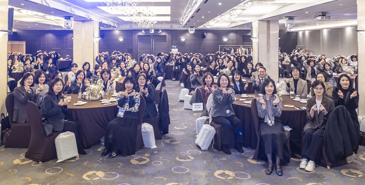 이날 행사에 참여한 진옥동 신한금융그룹 회장과 쉬어로즈 멤버들이 기념 촬영하는 모습 . / 신한금융