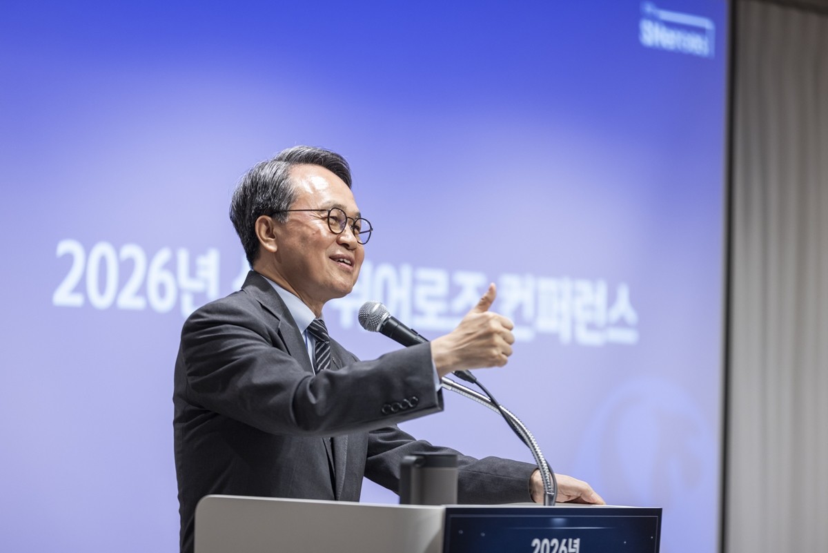 이날 행사에 참여한 진옥동 신한금융 회장이 축사를 하는 모습. / 신한금융
