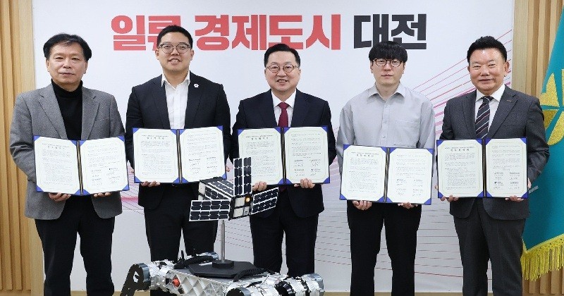 (왼쪽부터) 대전투자금융 송원강 사장, 나라스페이스테크놀로지 박재필 대표 이사, 이장우 대전시장, 라이온로보틱스 황보제민 대표 이사, 대전 테크노 파크 김우연 원장이 우주·로봇 산업 경재력 강화와 지역 거점 확장을 위해 업무 협약을 체결하고 기념촬영을 하고 있다. /사진=김지연 기자