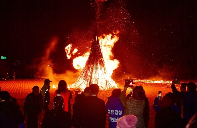 장성군 황룡면 달집 태우기. 장성군 제공
