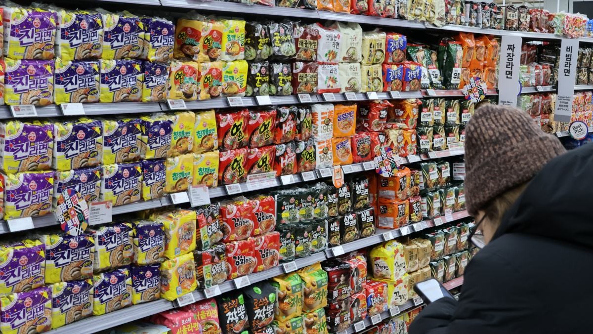 서울 시내 대형 마트에서 외국인 관광객들이 한국 라면을 고르고 있다. / 연합뉴스