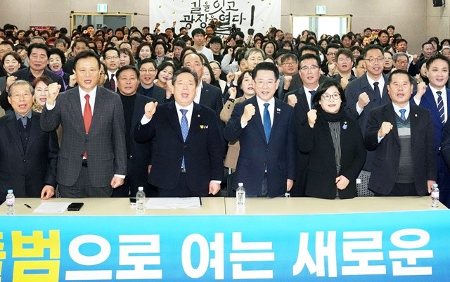 김영록 전라남도지사가 9일 광주 남구청에서 열린 ‘전남·광주 행정통합 광주 자치구 초청 타운홀미팅(남구)’에서 김병내 남구청장 등 참석자들과 기념촬영을 하고 있다.