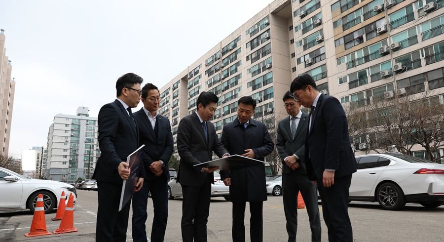 신반포 19ㆍ25차 현장을 찾은 송치영 사장(왼쪽에서 네 번째) / 포스코이앤씨 제공