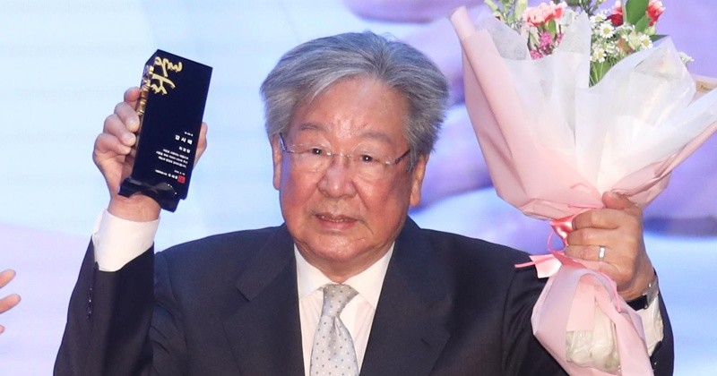 배우 최불암이 2023년 2월 16일 오전 서울특별시청에서 열린 ‘서울홍보대사 감사패 수여 및 위촉식’에서 감사패를 받은 뒤 포즈를 취하고 있다. / 뉴스1