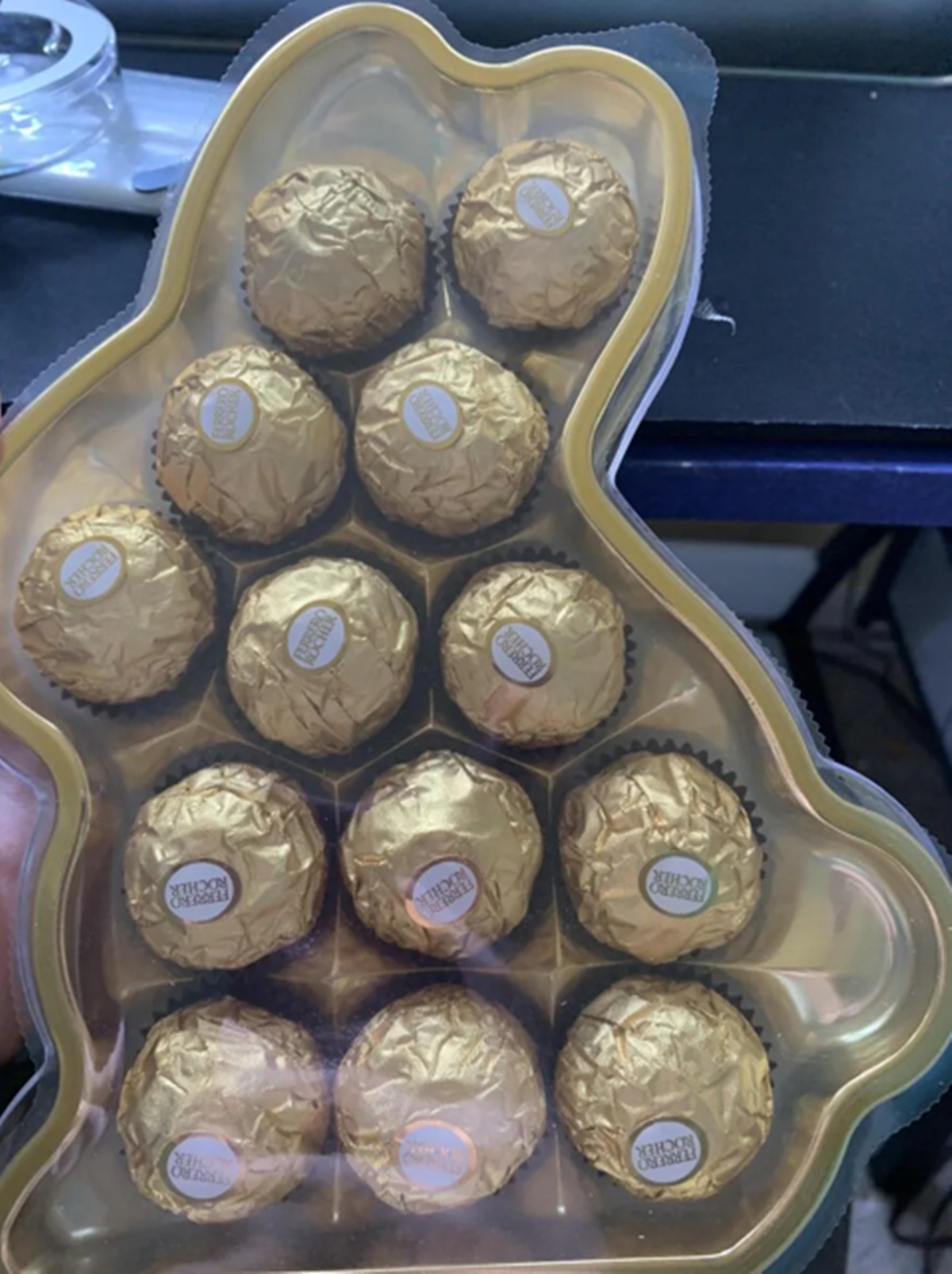 작성자인 알바생이 게시글에 첨부한 초콜릿 세트 사진. 교회 할머니들에게 받은 것과 동일 상품인지는 불명확하다. / 에펨코리아