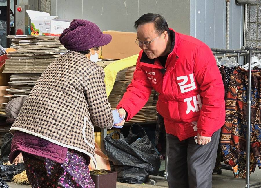 김재원 경상북도지사 예비후보 8일 문경시 점촌 전통시장 방문 모습/김재원 제공