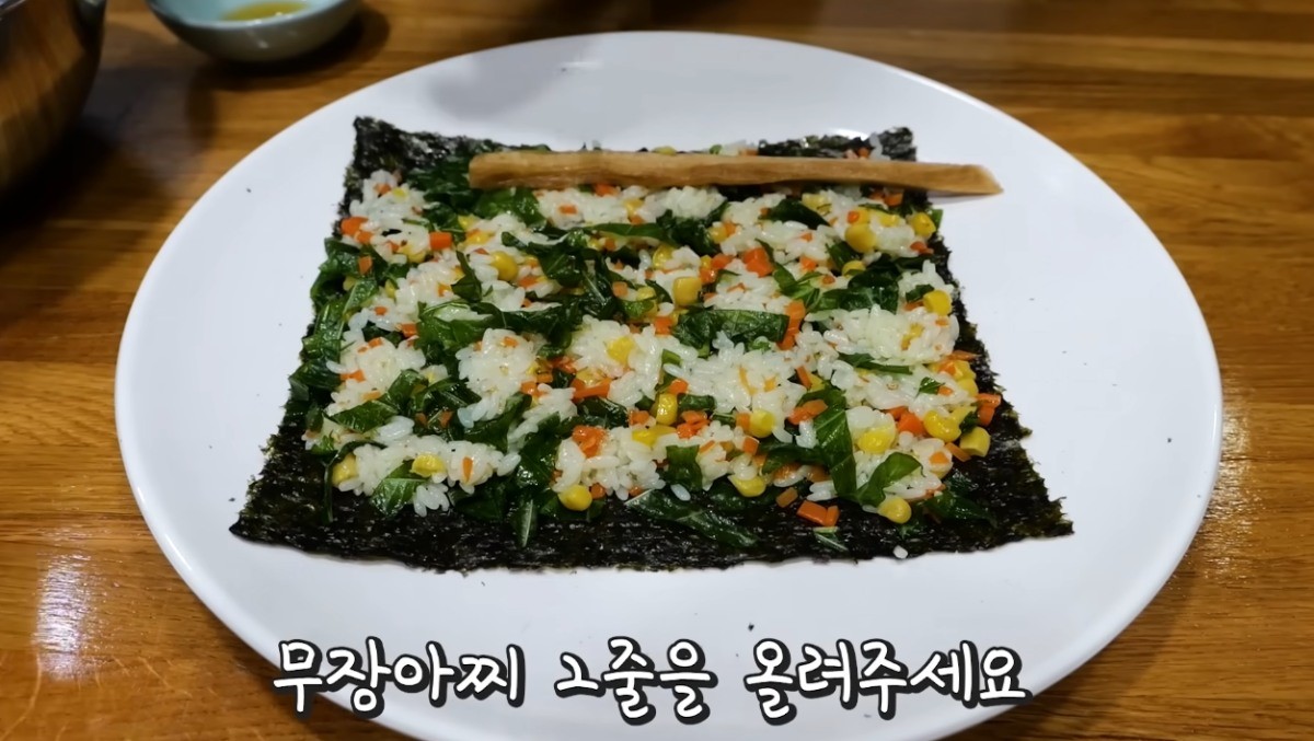 김밥을 말고 있는 모습 / 유튜브 '김대석 셰프TV'