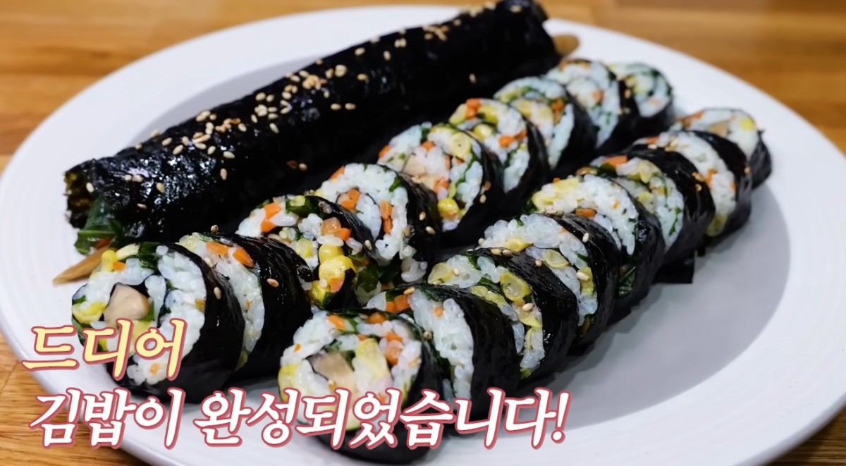 완성된 김밥 / 기사 내용을 바탕으로 제작한 AI 이미지