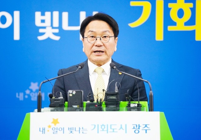 강기정 광주광역시장이 9일 시청 브리핑룸에서 '통합특별시 정부 재정지원금(20조) 활용방안 관련 브리핑'을 열어, 통합 이후 광주·전남의 산업 경쟁력을 높이고 일자리를 창출하기 위한 투자 구상을 발표하고 있다. /광주광역시 제공