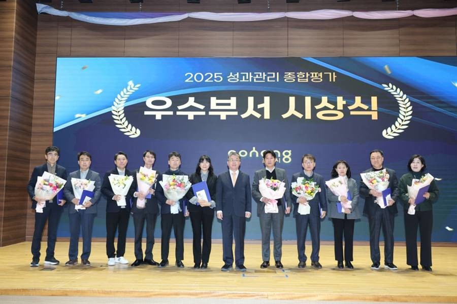 포항시는 9일 시청 대회의실에서 ‘2025년도 성과관리 종합평가’ 우수부서 시상식을 개최했다./포항시