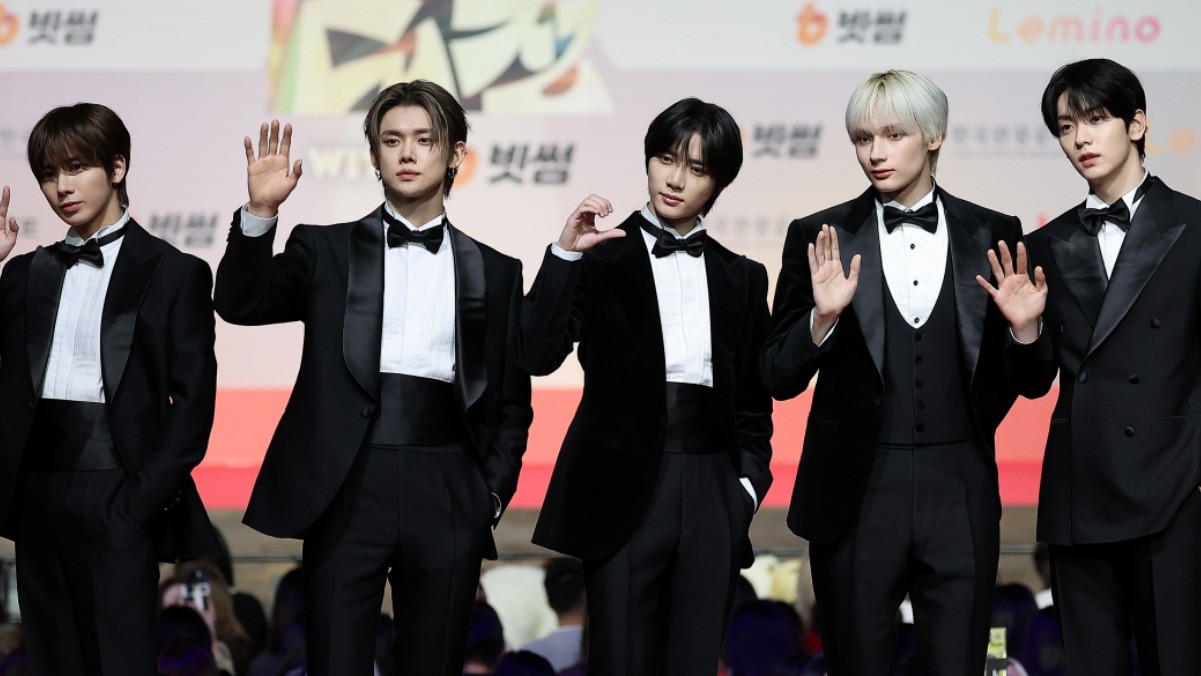 ‘2025 SBS 가요대전' 레드카펫 행사 참석한 투바투 / 뉴스1