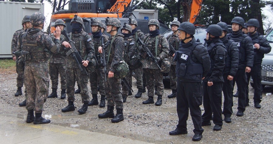 울릉도 내수전발전소 일대에서 열린 해군1함대 118전대 합동 도서방어훈련에서 통합기동타격대가 작전회의를 열고 있다. / 부대 제공
