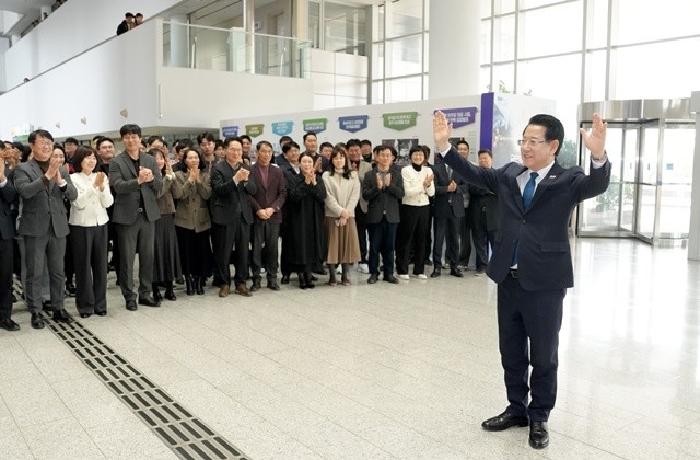 6·3 지방선거 전남광주특별시장에 출마하는 김영록 전라남도지사가 9일 오후 전남도청 1층 로비에서 환송 나온 직원들을 향해 손을 흔들고 있다.