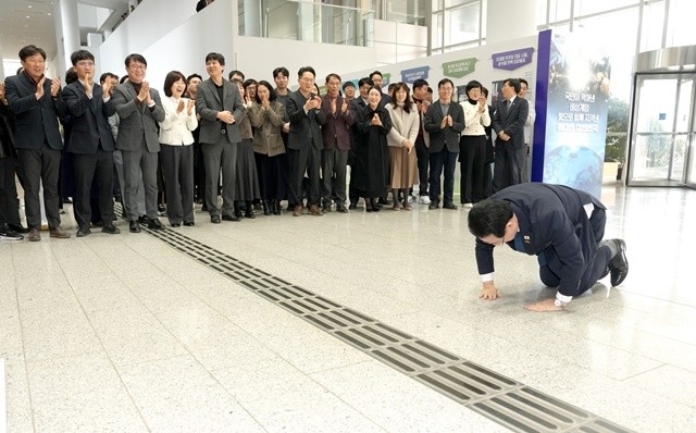 6·3 지방선거 전남광주특별시장에 출마하는 김영록 전라남도지사가 9일 오후 전남도청 1층 로비에서 환송 나온 직원들을 향해 큰절을 올리고 있다.