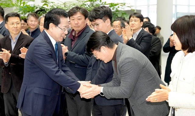 6·3 지방선거 전남광주특별시장에 출마하는 김영록 전라남도지사가 9일 오후 전남도청 1층 로비에서 환송 나온 직원들과 인사를 나누고 있다.