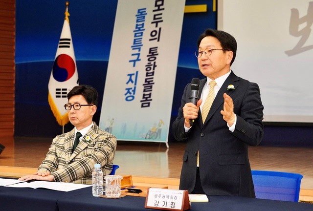 강기정 광주광역시장이 9일 보성군청 대회의실에서 열린 '광주·전남 통합 보성군 상생토크'에 참석해 김철우 보성군수와 함께 참석자들의 질문에 답변하며 통합 이후 변화에 대해 논의하고 있다. /광주광역시 제공