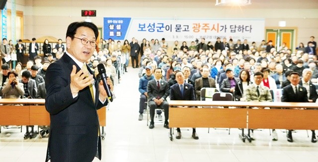 강기정 광주광역시장이 9일 보성군청 대회의실에서 열린 '광주·전남 통합 보성군 상생토크'에 참석해 통합 이후 보성 발전 방향을 군민들과 공유하고 있다. /광주광역시 제공