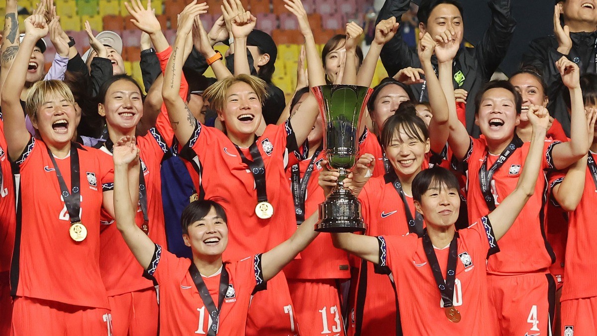 지난해 7월 16일 수원월드컵경기장에서 열린 2025 동아시아축구연맹(EAFF) E-1 챔피언십(동아시안컵) 여자부 대한민국 대 대만 경기. 2 대 0으로 승리하며 우승한 대한민국 대표팀이 트로피를 들고 기뻐하고 있다. / 연합뉴스