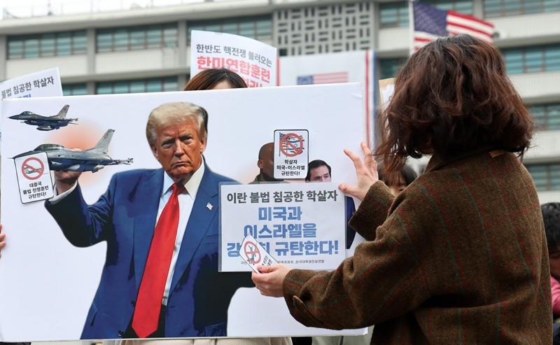 한국대학생진보연합을 비롯한 진보 시민단체 회원들이 지난 6일 서울 종로구 주한미국대사관 인근에서 열린 한미연합훈련 중단 촉구 기자회견에서 트럼프 대통령을 규탄하는 상징의식을 하고 있다. / 뉴스1
