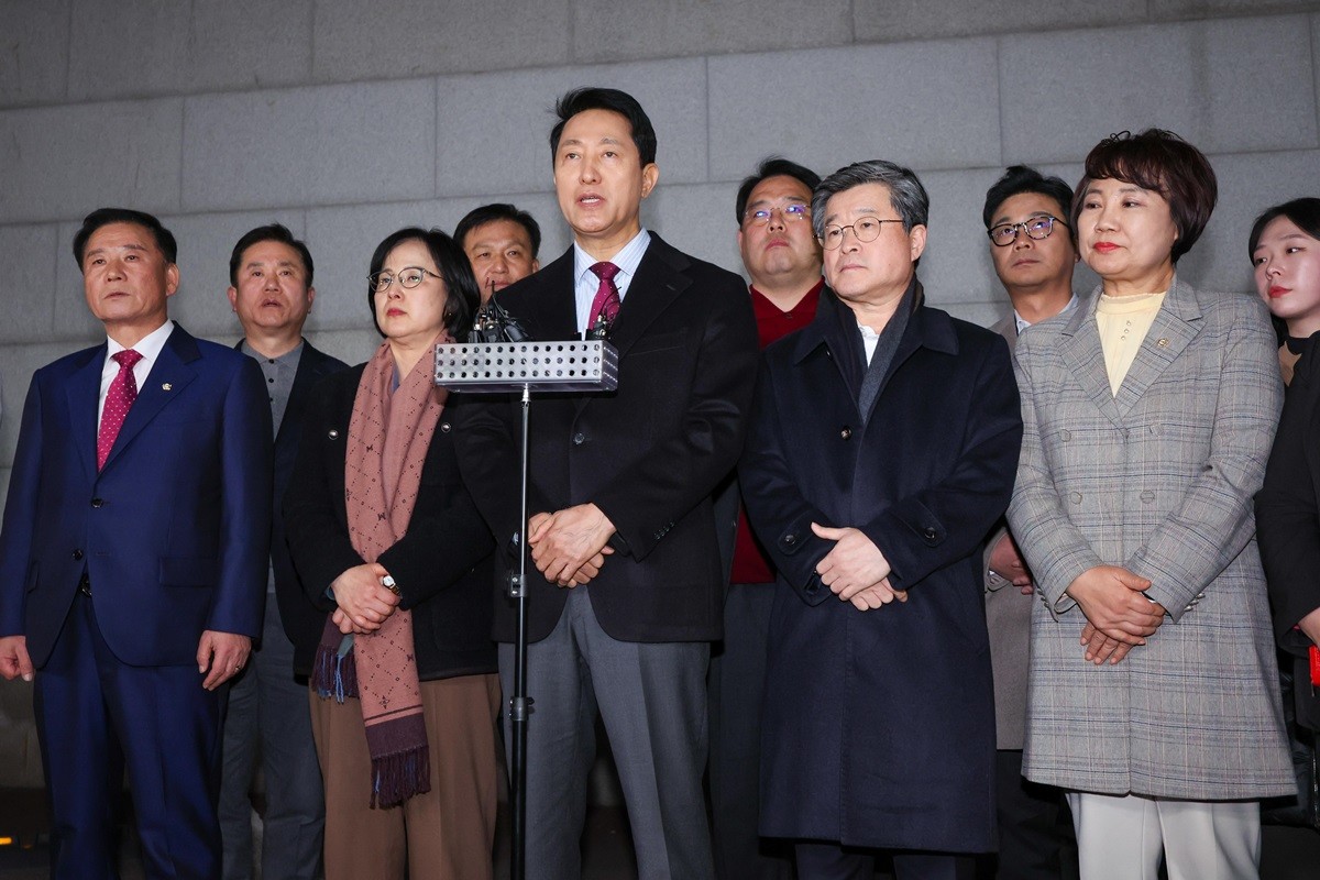 오세훈 서울시장이 9일 저녁 서울 중구의 한 식당 앞에서 국민의힘 소속 구청장 및 시의원들과 당의 결의문 채택에 관한 입장을 발표하고 있다. 국민의힘 의원 전원(106명, 권성동 의원 제외)은 이날 12·3 비상계엄에 대해 사과하고 윤석열 전 대통령의 정치 복귀에 분명한 반대 의사를 표하는 결의문을 채택했다. / 뉴스1