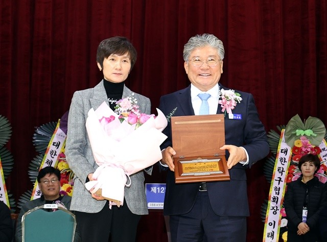 현정화 감독(왼쪽)과 장세일 영광군수가 기념촬영을 하고 있다.