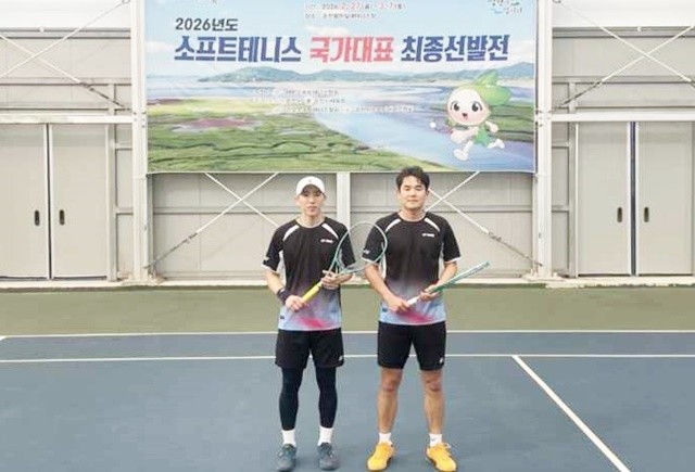 지난 7일 순천시청팀(좌측부터 이하늘, 류태우)이 순천에서 열린 2026년도 소프트테니스 국가대표 최종선발전에서 국가대표 선발 후 기념사진을 촬영하고 있다.