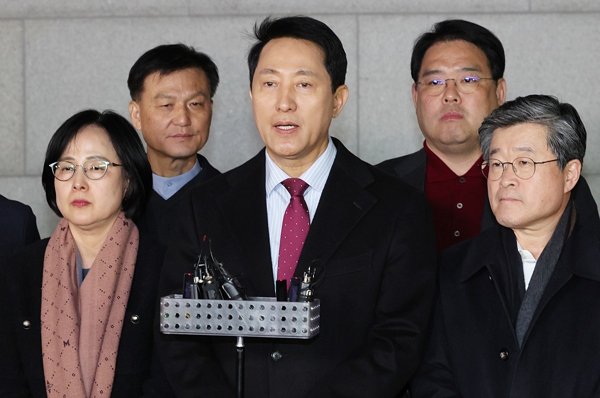 오세훈 서울시장이 9일 서울 중구에 있는 식당을 나서며 취재진 앞에서 발언하고 있다. / 연합뉴스