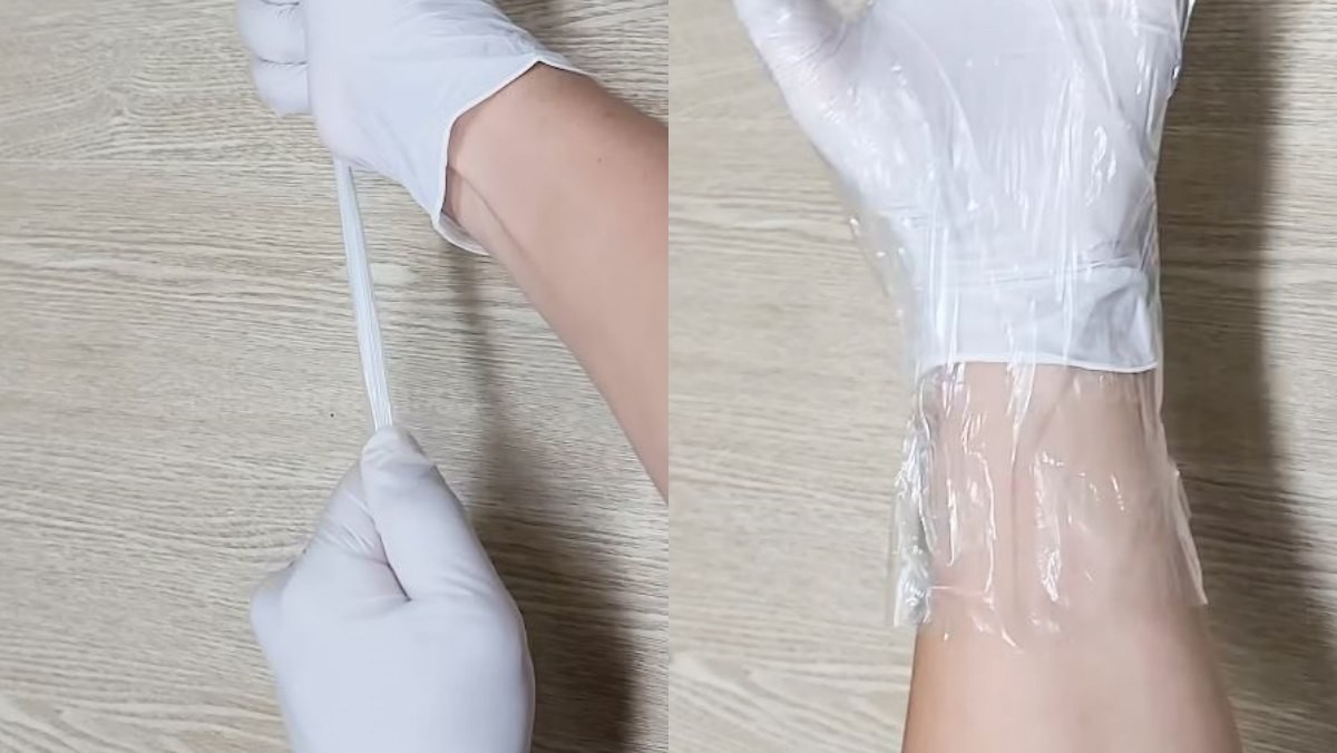 비닐장갑 손목 부분을 늘리는 모습(왼)과 늘린 덕분에 손목에 공간이 줄어든 모습(오). / 유튜브 '진짜꿀팁 Realtips'