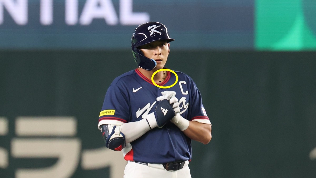 지난 9일 일본 도쿄돔에서 열린 2026 월드베이스볼클래식(WBC) C조 조별리그 최종전 대한민국과 호주의 경기.  3회초 무사 2루 한국 이정후가 1타점 2루타를 친 뒤 기도하고 있다./ 연합뉴스