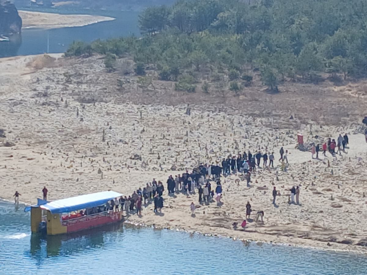 지난 8일 오후 강원 영월군 청령포에 여행객들이 몰려들고 있다. / 뉴스1