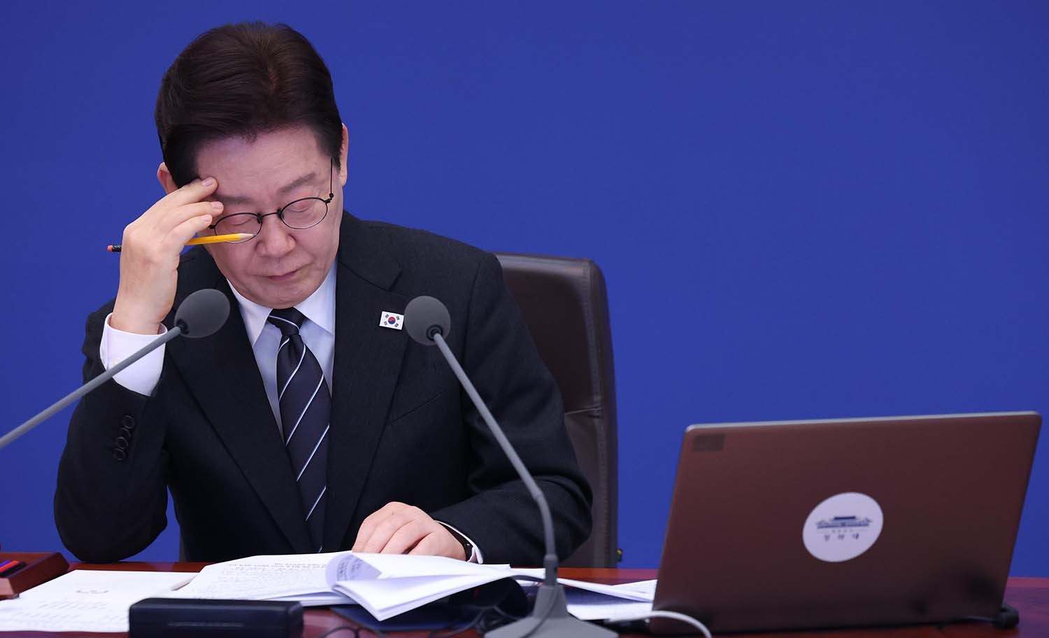 이재명 대통령이 10일 청와대에서 열린 국무회의에서 구윤철 부총리 겸 재정경제부 장관의 중동상황 대응 관련 보고를 경청하고 있다.  / 뉴스1