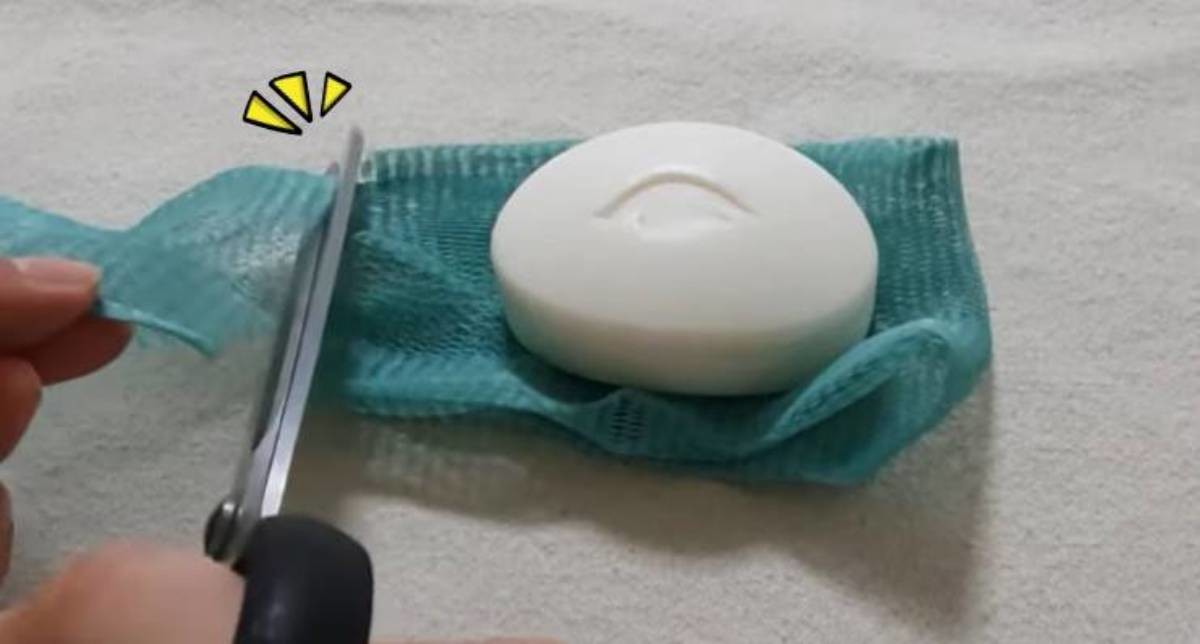 비누 모양에 맞춰 샤워볼 자르기. / 유튜브 'Bandi'