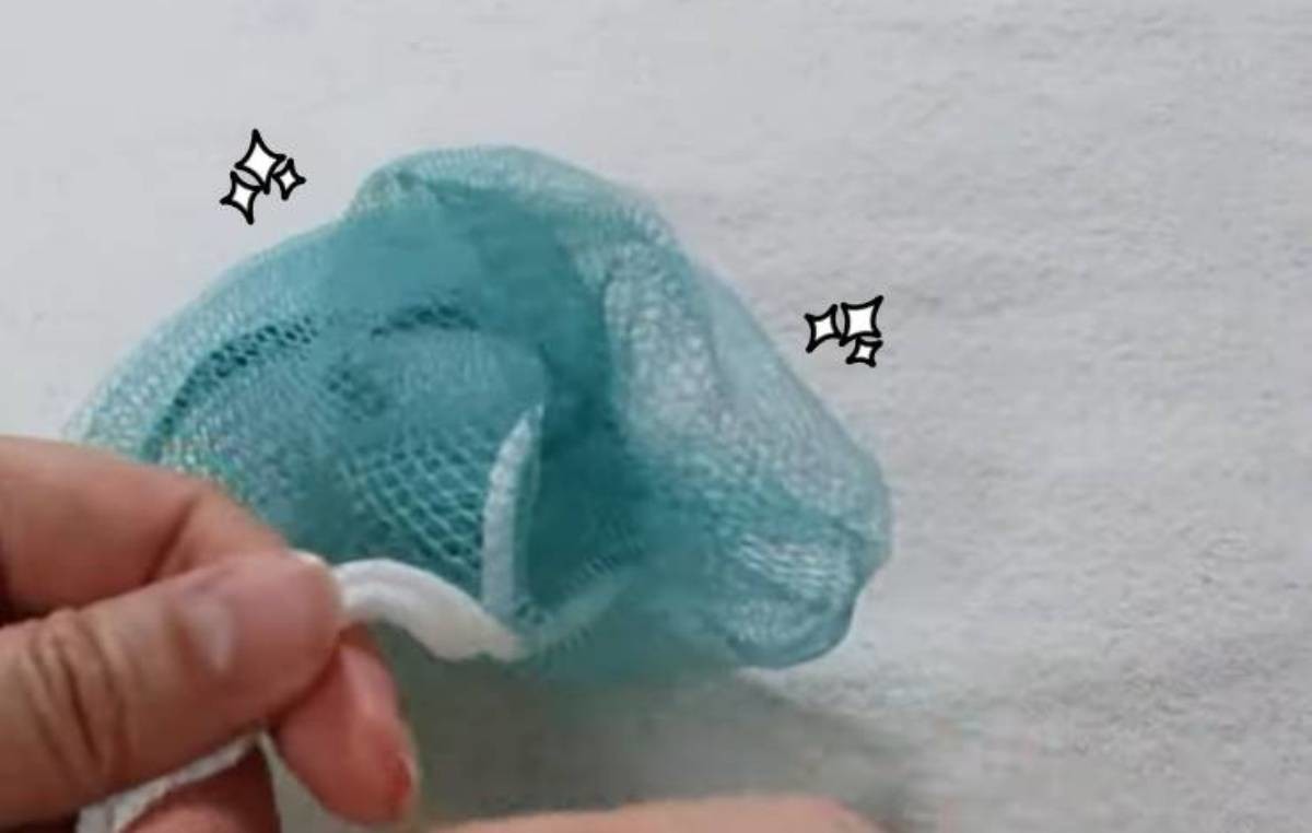 샤워볼 끈까지 버리지 말고 재사용하기. / 유튜브 'Bandi'