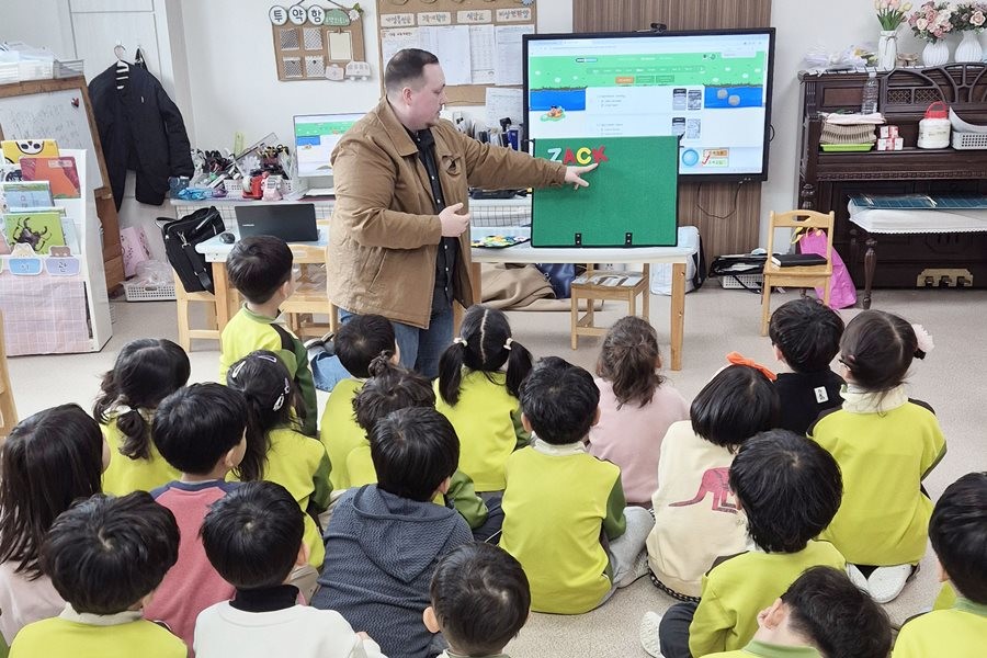 지난 9일 대구 옥포읍 옥빛유치원에서 어린이들이 원어민 교사와 함께 알파벳 수업을 듣고 있다. / 대구 달성군 제공