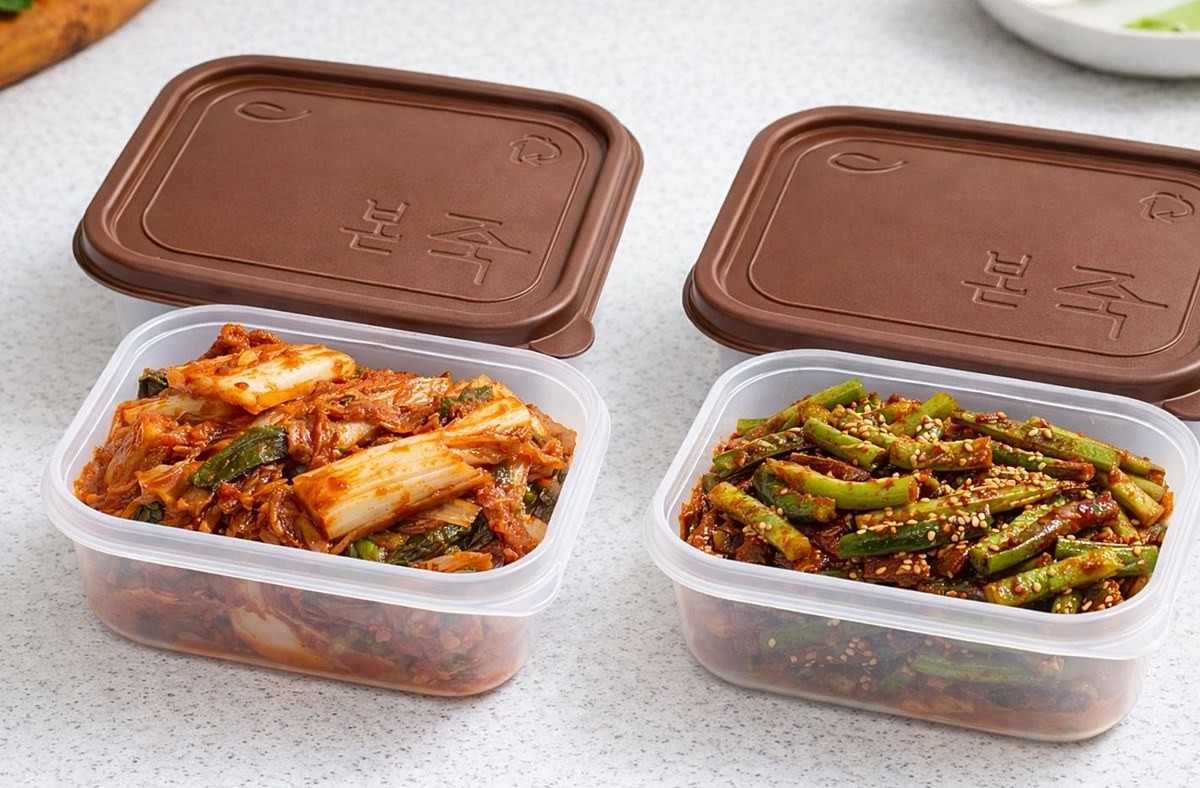 본죽 플라스틱 용기에 밑반찬을 담은 모습. 기사 이해를 돕기 위해 AI를 활용해 제작한 자료 사진입니다. 실제 모습과 다소 차이가 있을 수 있습니다.