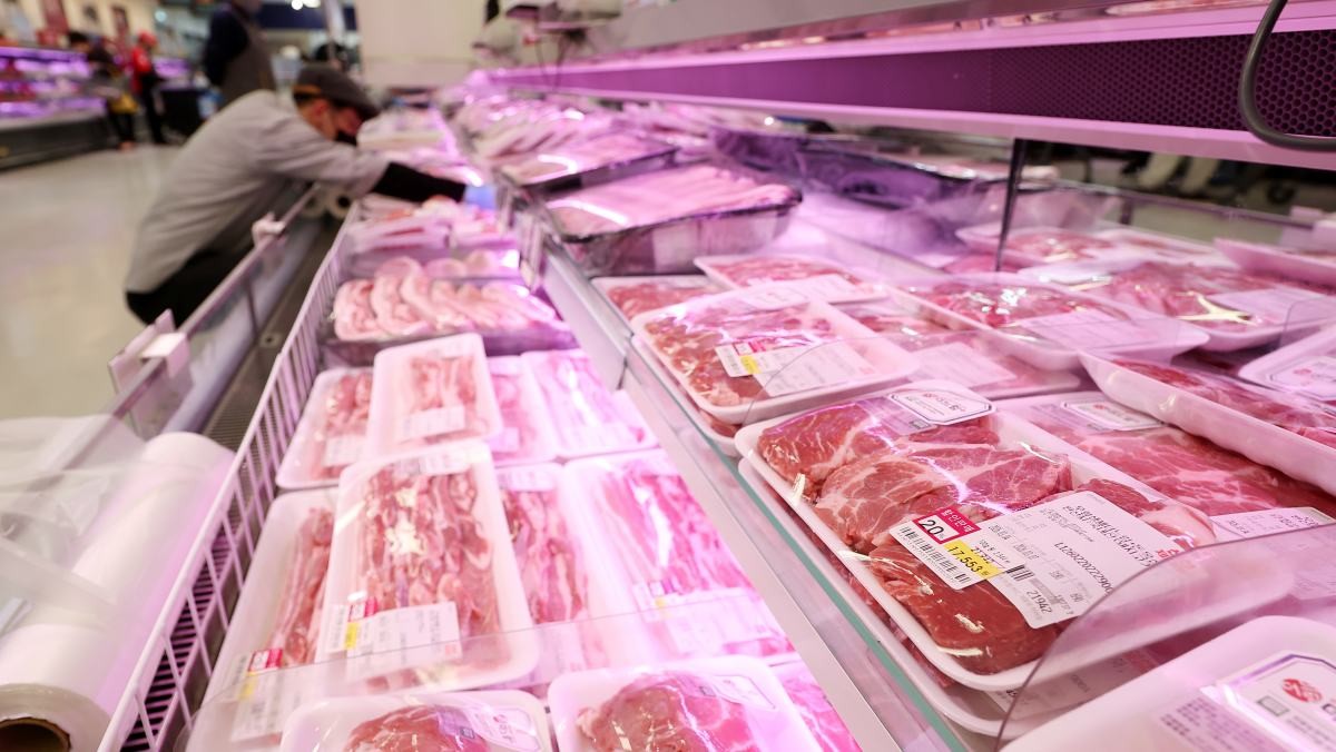 마트에 비치된 고기들 / 뉴스1