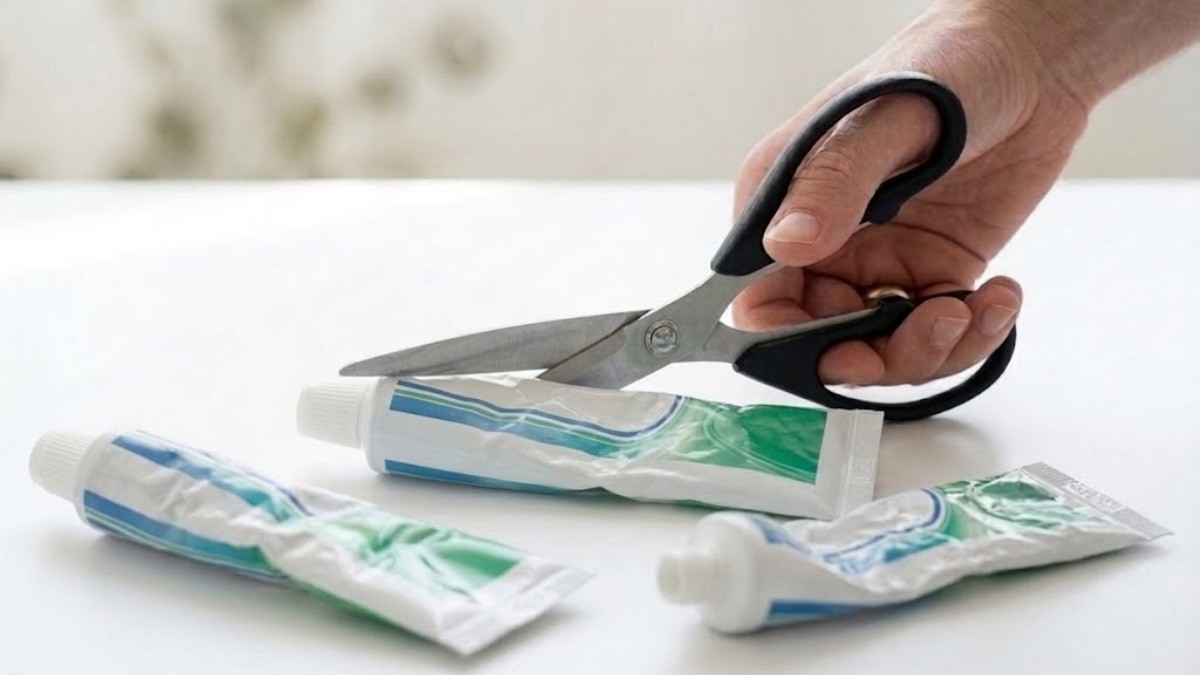 치약 튜브를 반으로 자르는 모습 / 기사 내용을 바탕으로 제작한 AI 이미지