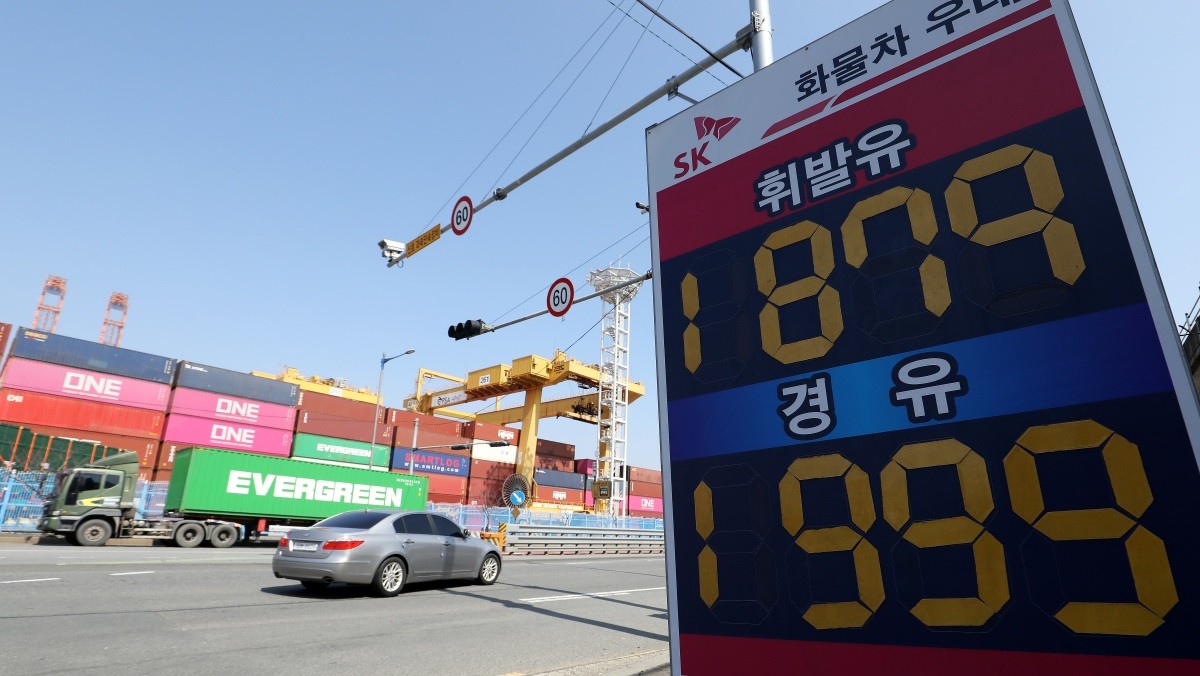 10일 경유 가격이 1999원으로 적혀 있는 부산 강서구 부산신항 인근 한 주유소 유가 안내판  / 뉴스1