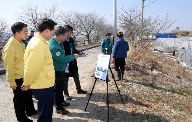 고광완 광주광역시 행정부시장이 10일 광산구지역 영산강·황룡강 하천구역 불법 가설건축물 현장을 방문해 불법 점용시설 정비 추진상황 등을 확인하고 있다. /광주광역시 제공
