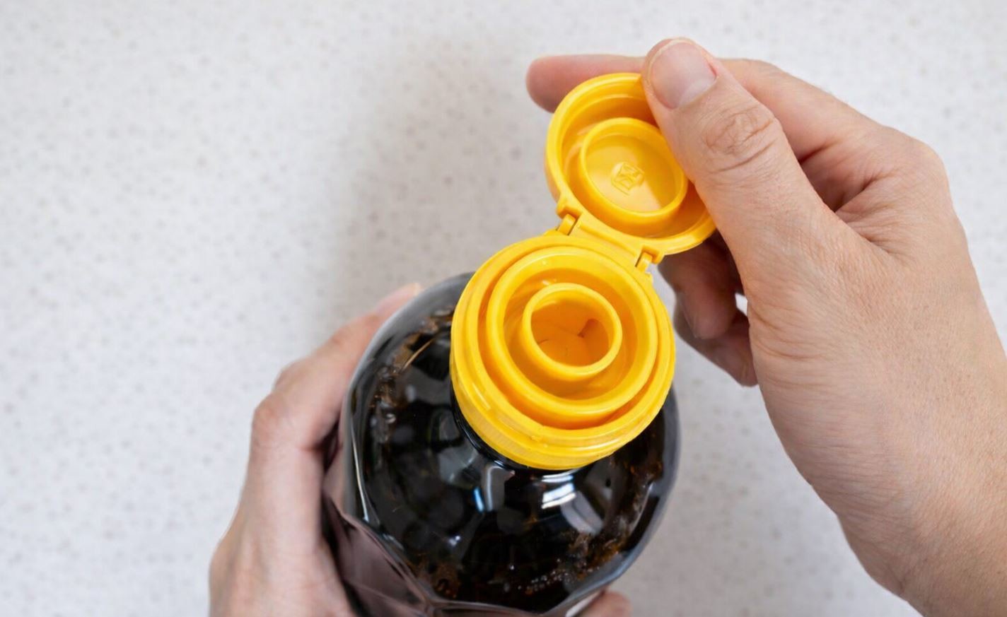 간장 용기 플라스틱 뚜껑 마개 모습. 고리 모양의 손잡이를 잡고 당기면 마개가 따진다. 유튜브 채널 'Lifestory LAB' 영상을 참고해 AI로 제작한 자료 사진입니다. 실제 모습과 다소 차이가 있을 수 있습니다.