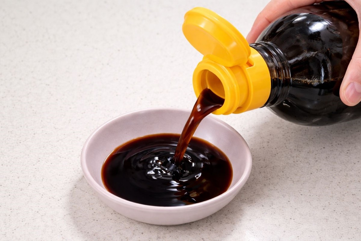 간장을 작은 접시에 따르는 모습. 기사 이해를 돕기 위해 AI를 활용해 제작한 자료 사진입니다. 실제 모습과 다소 차이가 있을 수 있습니다.