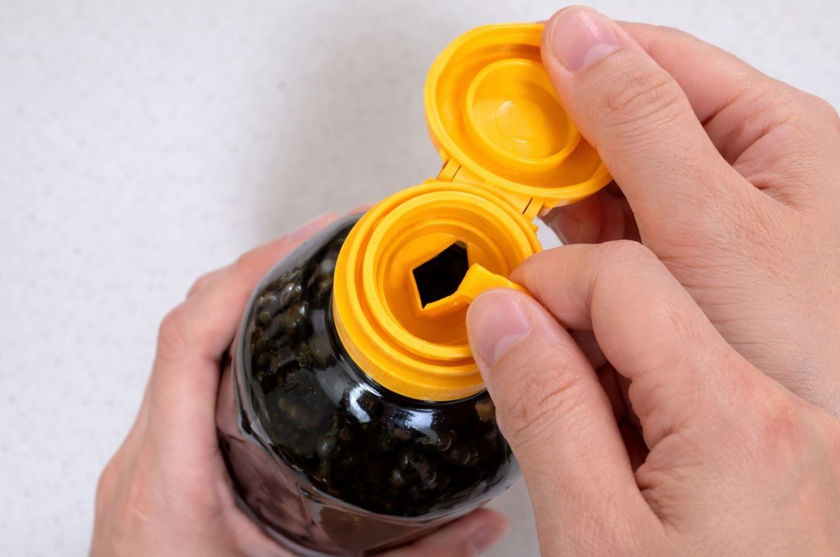 간장 용기 뚜껑 마개 모습. 고리 모양의 손잡이를 잡고 당기면 마개가 따진다.     유튜브 채널 'Lifestory LAB' 영상을 참고해 AI로 제작한 자료 사진입니다.    실제 모습과 다소 차이가 있을 수 있습니다.