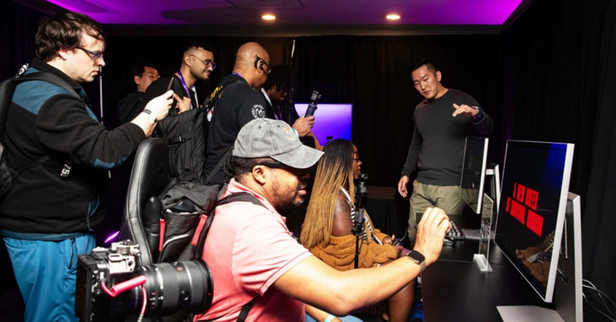 관람객들이 삼성전자 행사장에서 오디세이 3D(G90XF)로 3D 게임을 체험하고 있다. / 삼성전자