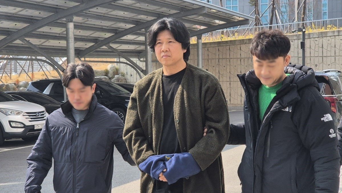 대마초를 소지하고 흡입한 혐의로 입건된 밴드 시나위 보컬 김바다 씨가 10일 오후 춘천지법 속초지원에서 열리는 구속 전 피의자 심문(영장실질심사)을 받기 위해 법정으로 이동하고 있다.  / 뉴스1