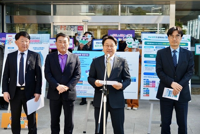 강기정 광주광역시장이 10일 강진군 웰니스푸소센터에서 열린 ‘지역 우수정책 설명회’에 참석해 '통합특별시의 인구·경제, 기본소득, 기본사회 비전'을 발표하고 있다. / 광주광역시 제공